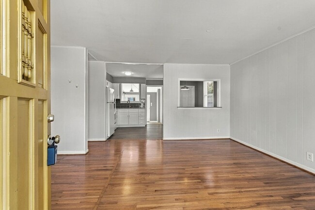 Building Photo - 634 James Ave