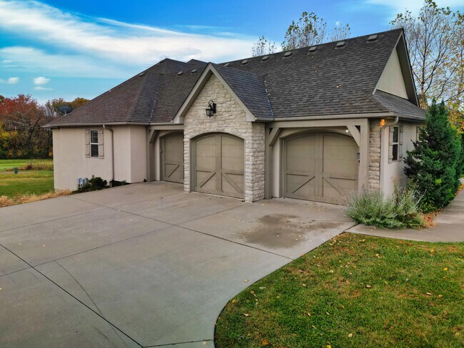 Building Photo - 807 Old Hawthorne Dr