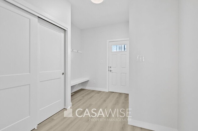 Building Photo - 10248-10157 157 St NW