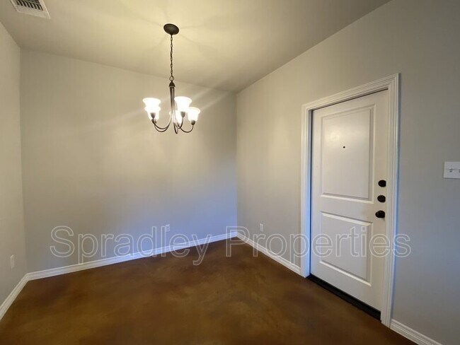 Building Photo - 208A Juniper Dr