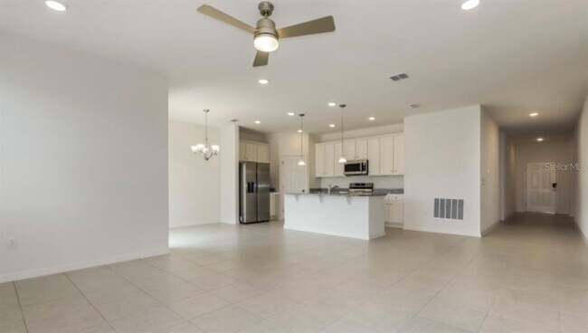 Foto del edificio - 523 Crown Rose Dr