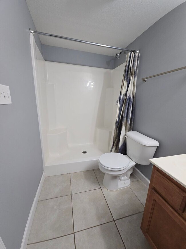 Building Photo - Updated 4 bed 2 bath Town House