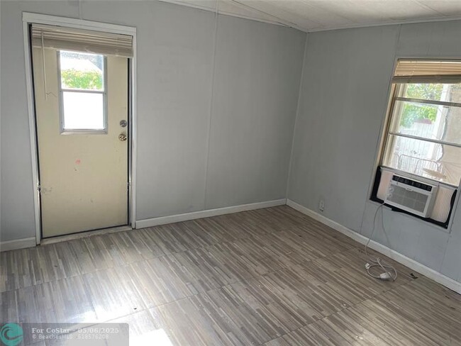 Building Photo - 5020 SW 30th Ave
