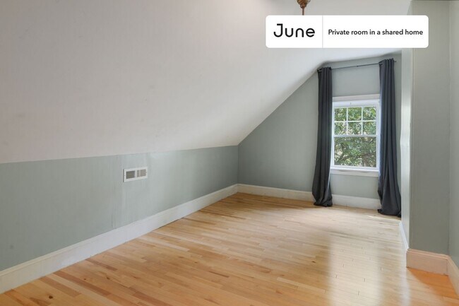 Foto del edificio - Room in Shared 7 bed/2.5 bath home