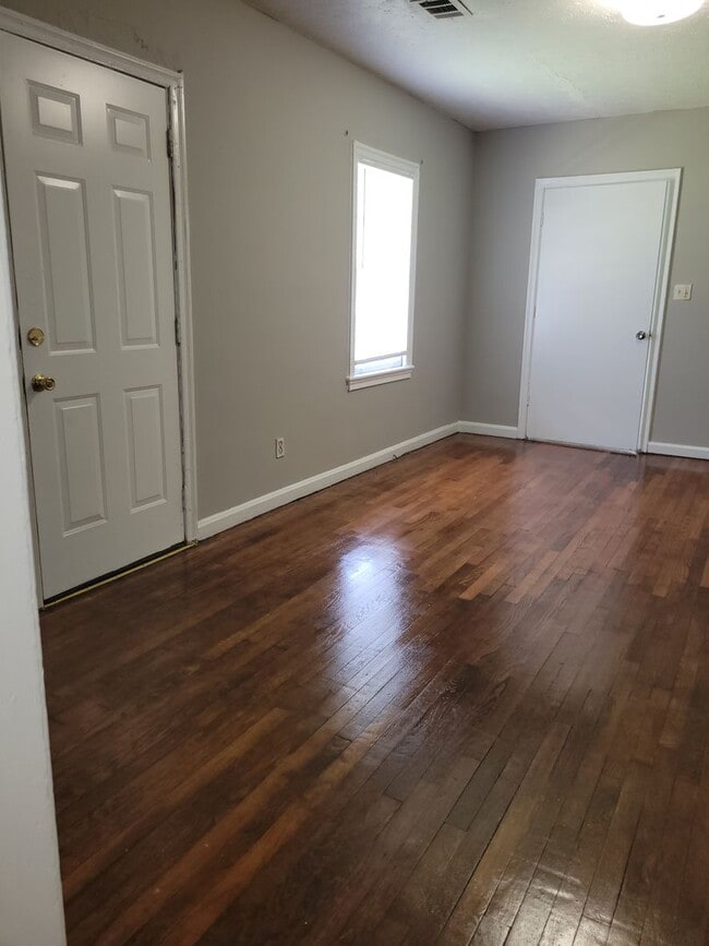 Building Photo - 2 bedroom 1 bathroom