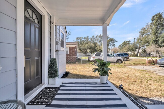 Foto del edificio - Charming Cottage with Modern Upgrades in Hanahan