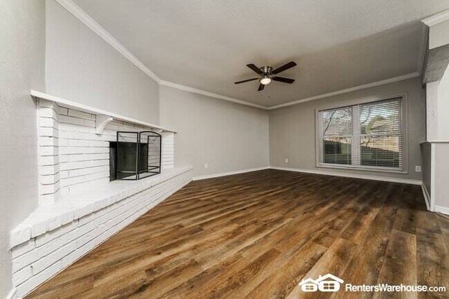 Building Photo - Newly renovated spacious 3 bed/2 bath, wit...