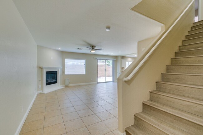 Foto del edificio - Upgraded spacious 4bedroom home near Mountains Edge!