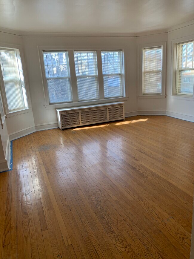 Living room - 6231 N Francisco Ave