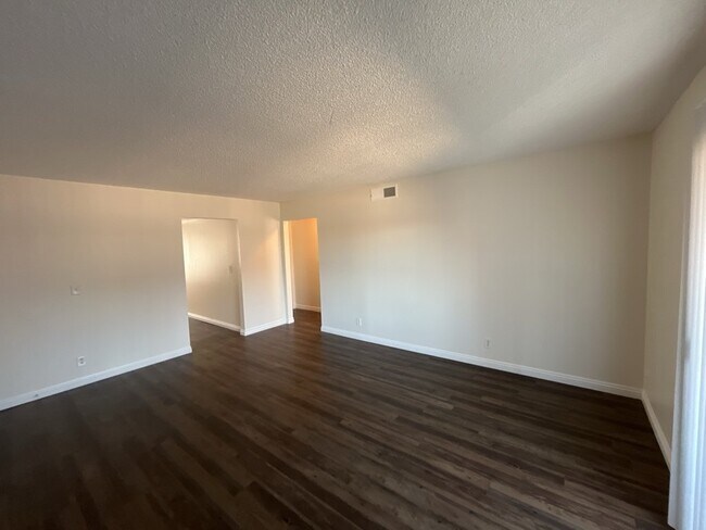 Foto del edificio - 2 bedroom 2 bathroom second level unit centrally located in the El Sol del Pueblo community.