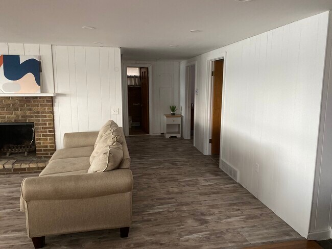 Building Photo - 1431 Lake Dr