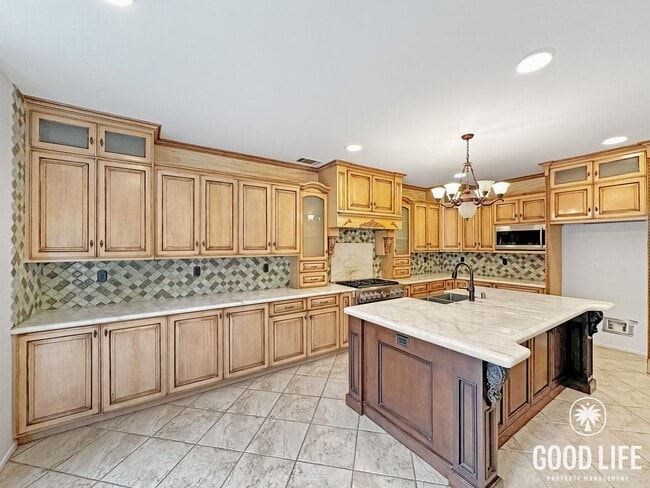 Foto del edificio - Irvine Stunner! 4BR Beauty with Private Yard & 2-Car Garage