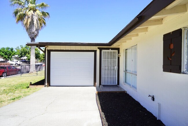 Foto del edificio - Wonderful 3 Bedroom, 2 Bath home in Sacram...