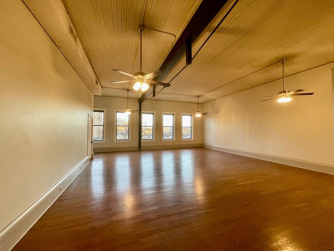 Foto del edificio - 105 W Hickory St