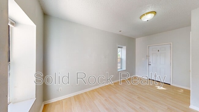 Building Photo - 714 E 3rd St