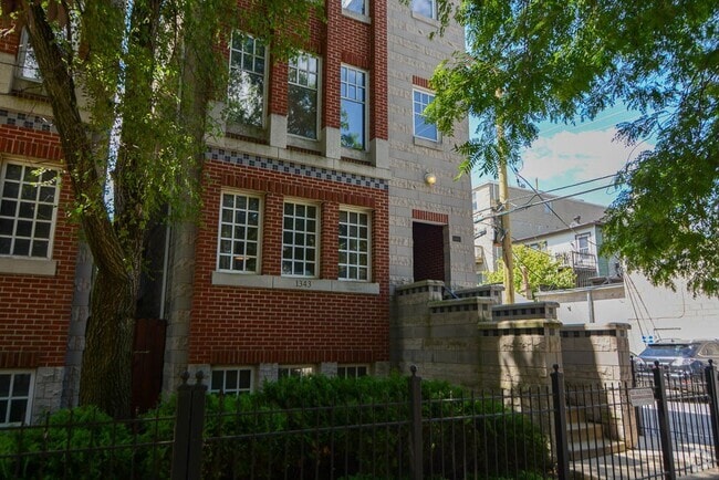 Building Photo - 1343 W Roscoe St