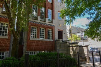 Building Photo - 1343 W Roscoe St