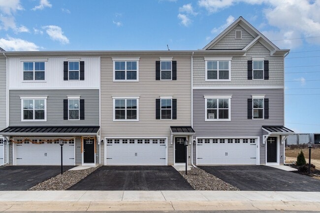 Building Photo - Welcome to this charming 3-bedroom, 2.5-ba...