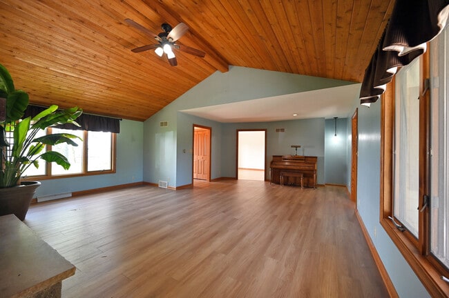 Building Photo - 202 Lac La Belle Dr