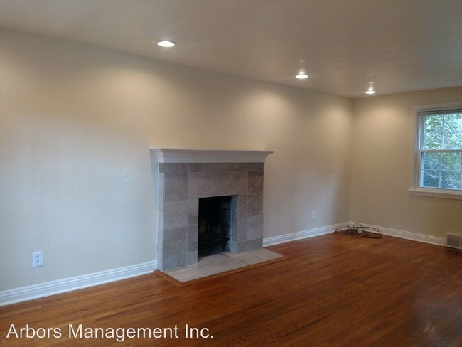Building Photo - 3 br, 2.5 bath House - 1273 Cedar Blvd