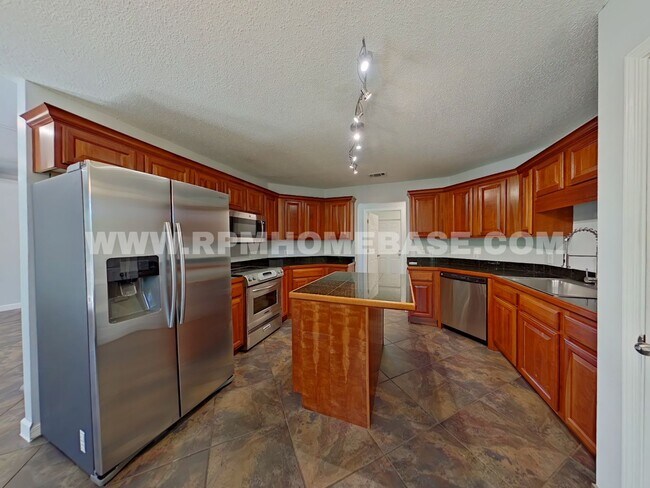 Foto del edificio - Charming 3-Bedroom Home with Brand New Windows, Garden Yard and Coffee Bar in Navarre