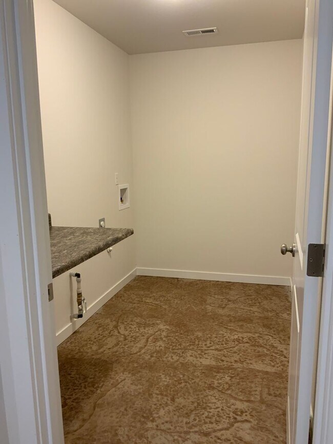 Foto del edificio - 3 bed 2 bath Duplex for rent, Quincy