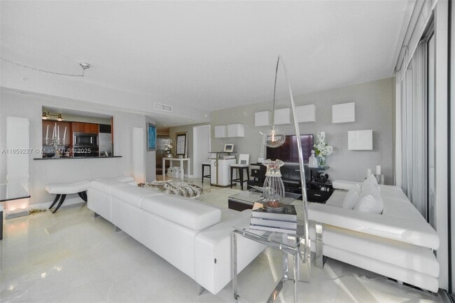 Building Photo - 1331 Brickell Bay Dr