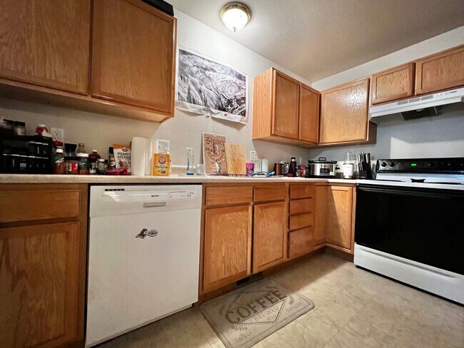 Foto del edificio - Great 2-Bed, 2.5-Bath Townhome in Prime Fo...