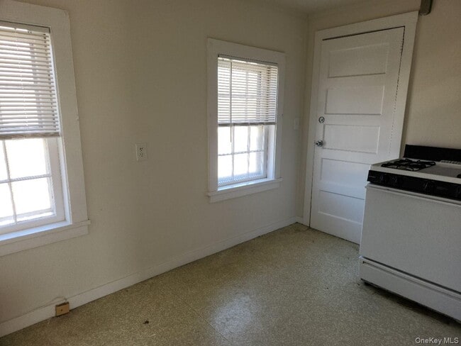 Building Photo - 6 Willow Ave