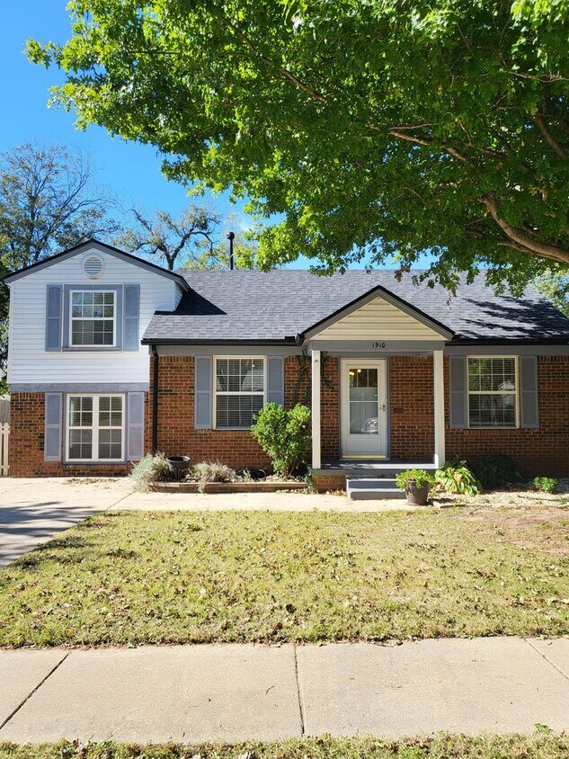 Foto principal - (2) Bed/(2) Bath w/ Must-See Updates Avail...