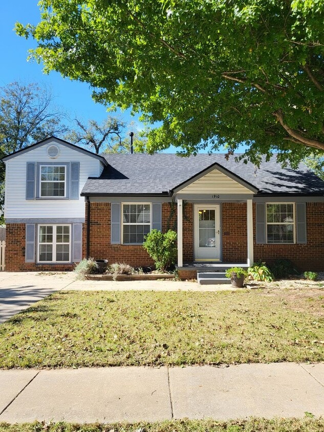 Primary Photo - (2) Bed/(2) Bath w/ Must-See Updates Avail...