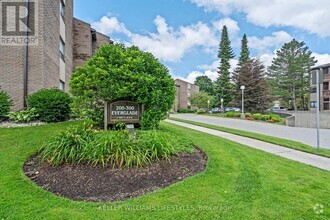 Building Photo - 300-300 Everglade Crescent