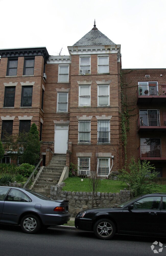 Foto del edificio - 1682 Irving St NW