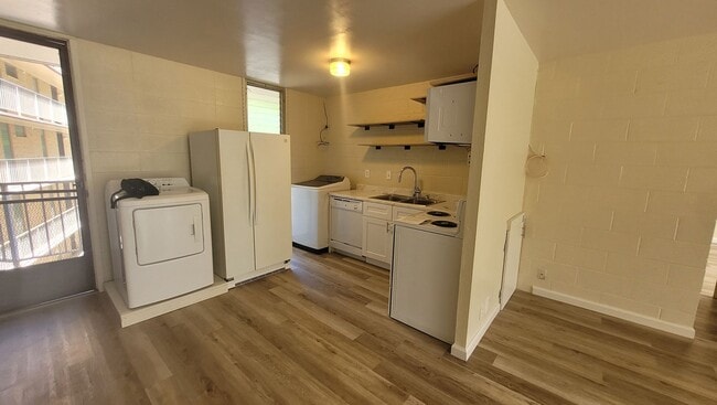 Foto del edificio - Newly Renovated 2bd, 1bath, 2 pkg 890sqft ...