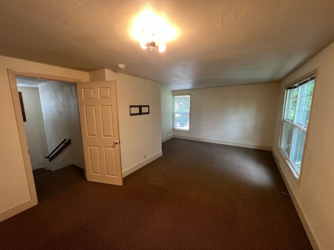 Building Photo - 4 bedroom - 2 Bath Near UO Campus Duplex