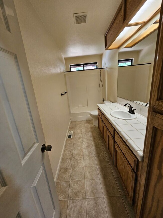 Foto del edificio - 3200sqft home with solar for rent!