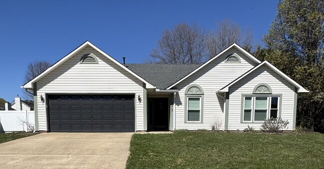 Foto del edificio - "Charming 3-Bedroom Retreat with Fireplace & Hardwood Floors in Fletcher, NC"