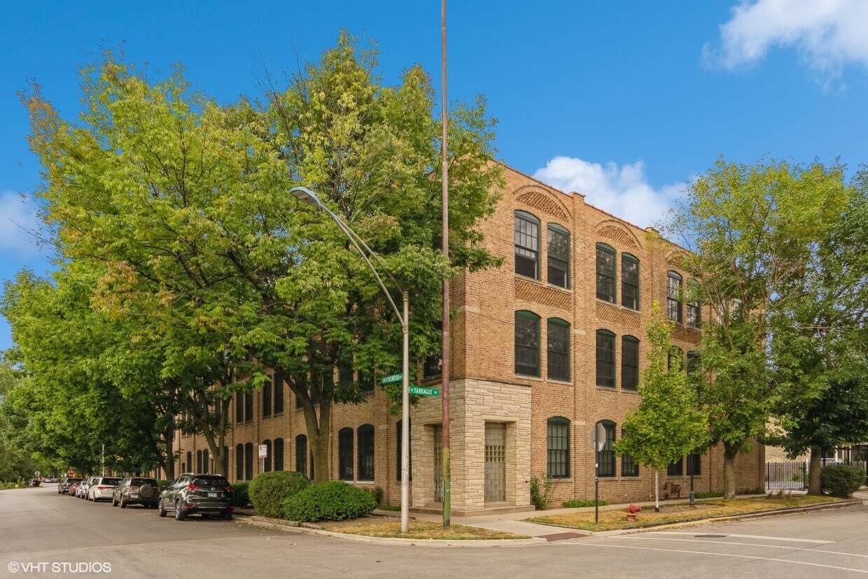 Primary Photo - 5235 N Ravenswood Ave