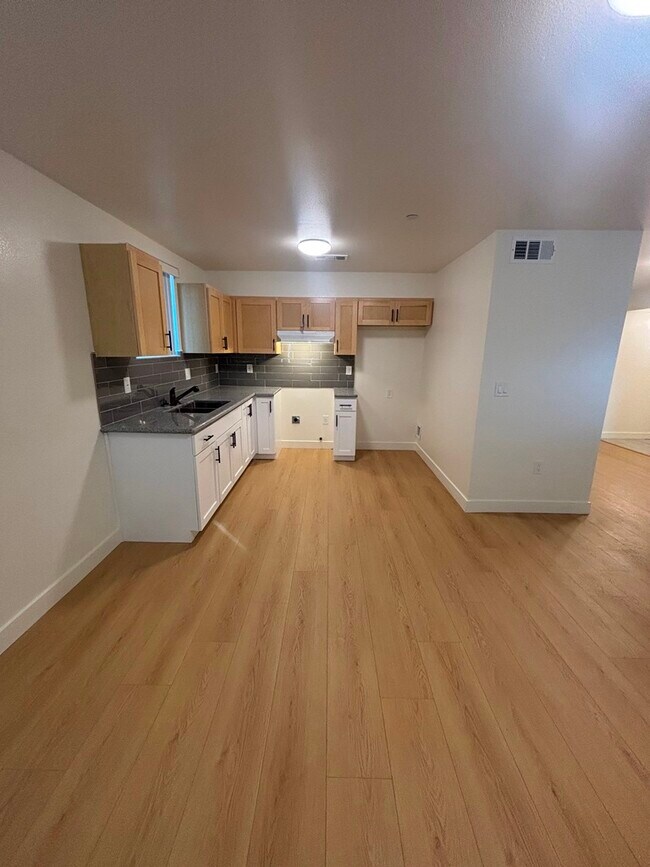 Building Photo - 6208 Brynhurst Ave