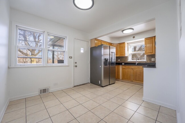 Foto del edificio - 5800 W Foster Ave