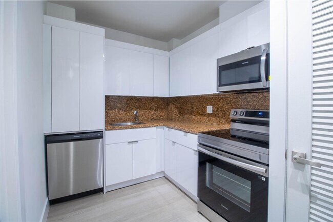 Foto del edificio - 2424 SE 17th St