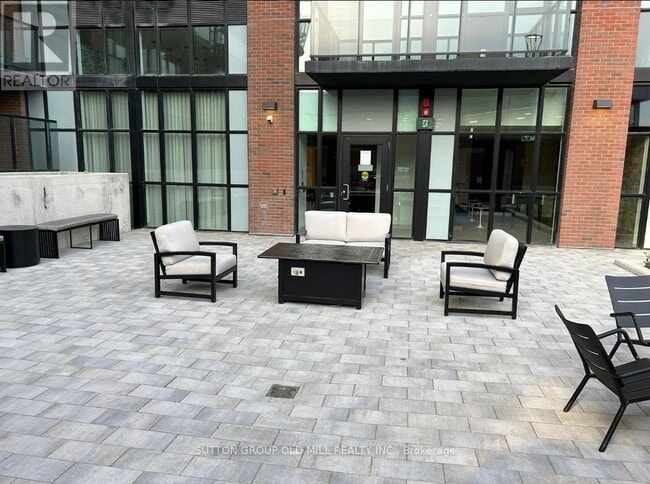 Photo du bâtiment - 2300-2300 St Clair Ave W