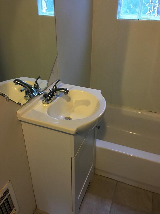 Baño reformado - 136 Heath St