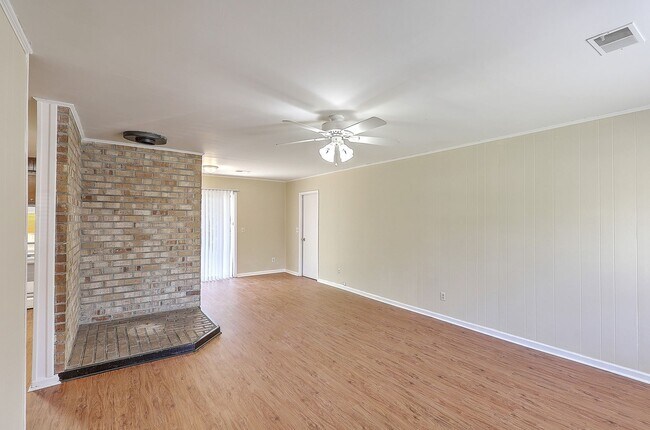 Foto del edificio - Lovely Ladson Brick Ranch!