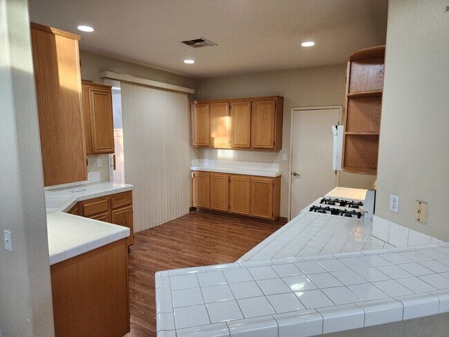 Building Photo - Gorgeous 4 br./3 bath home, close to highl...