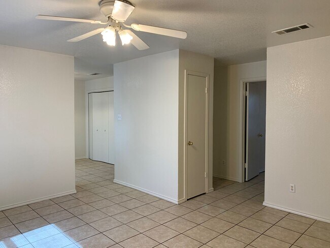 Building Photo - 1708 Benttree Dr