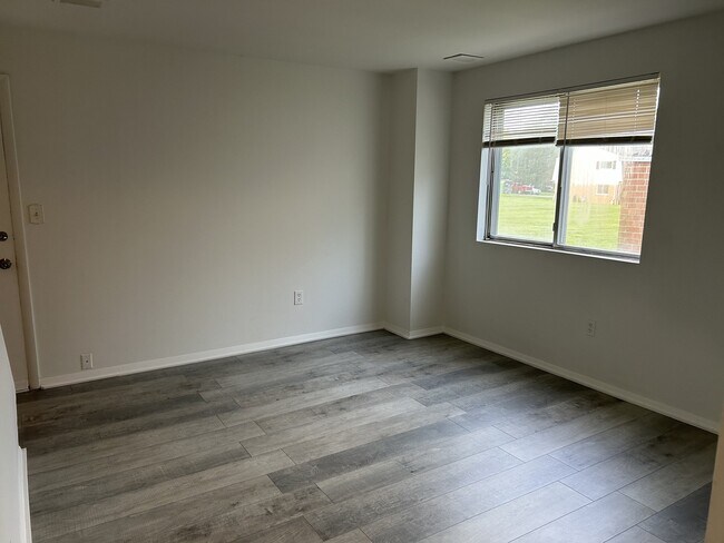 Building Photo - 218 Aster Ln