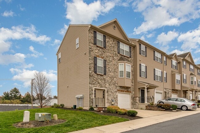 Building Photo - Welcome to this charming 3-bedroom, 2.5-ba...