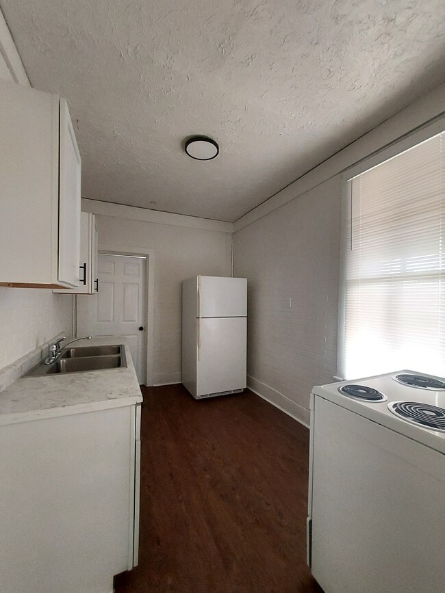 Building Photo - 240 W Main St