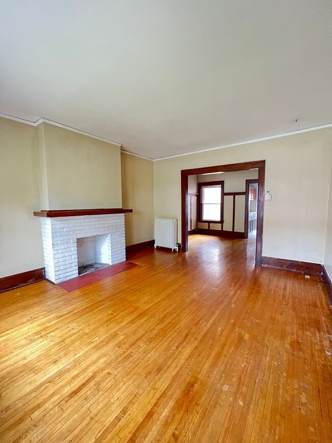 Foto del edificio - AVAILABLE JUNE - 4 Bed 1 Bath Townhome